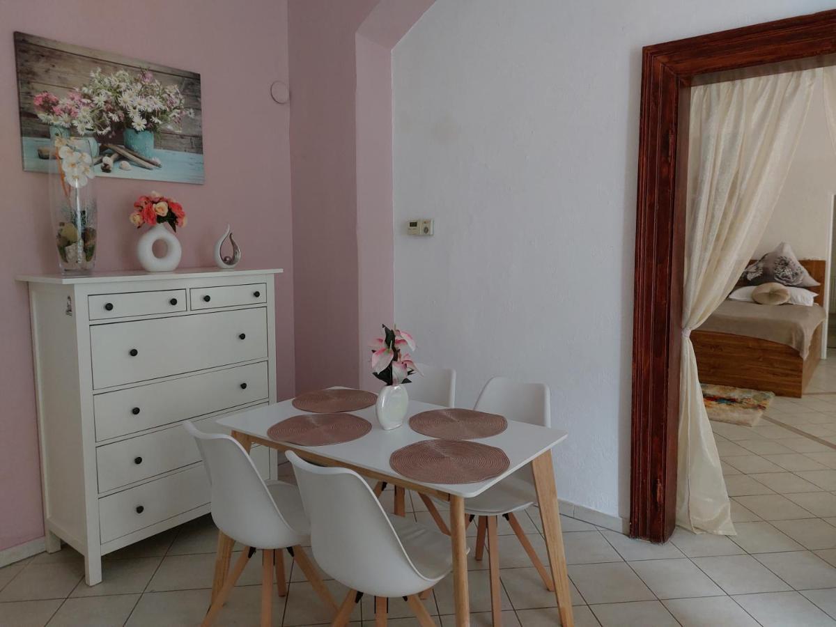 Exkluzivni Apartman V Prizemi V Hradci Kralove ฮราเดตสคราโลเว ภายนอก รูปภาพ